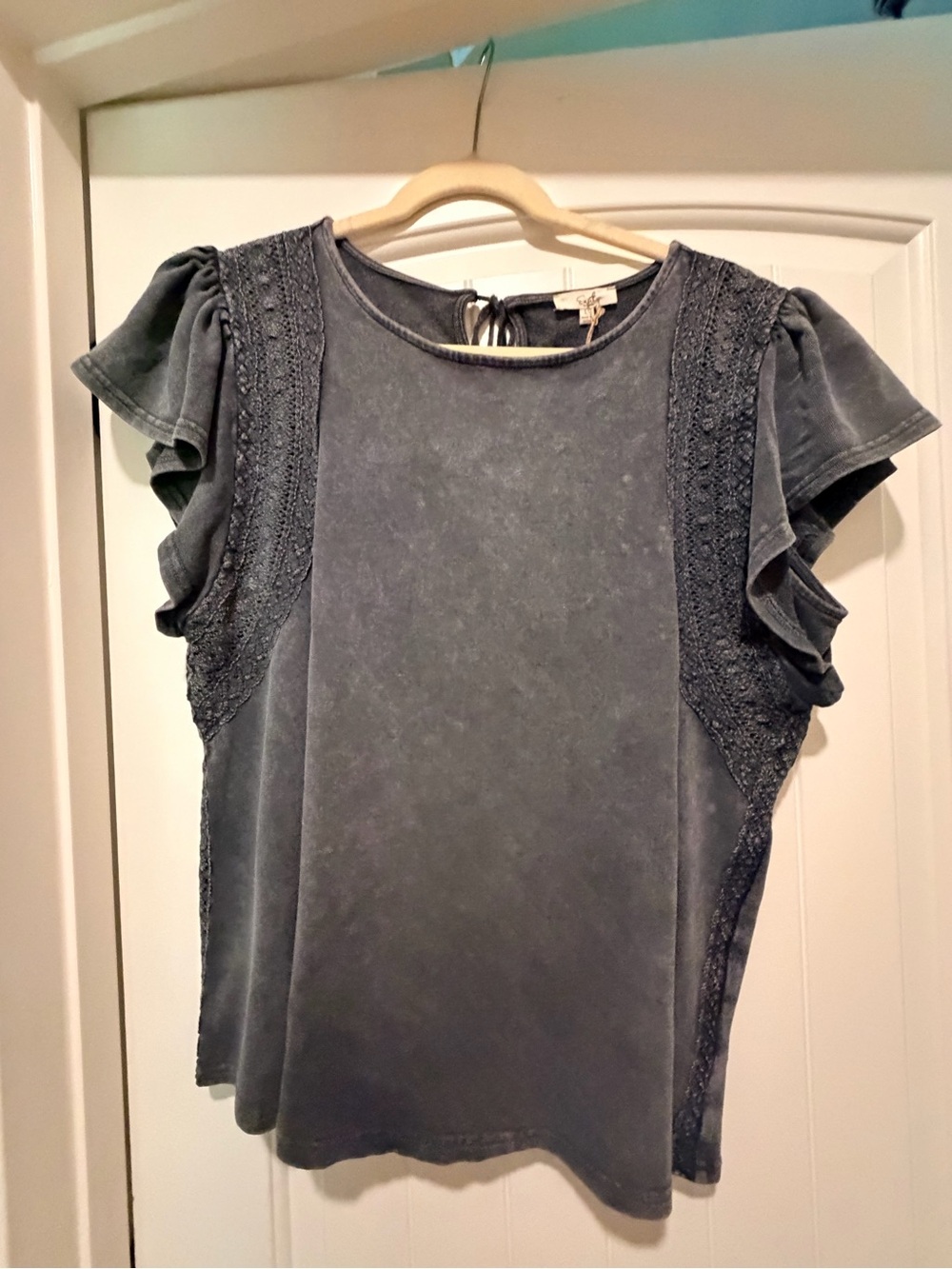 easel Slate Gray Short Sleeve Ruffle Sleeve Tee